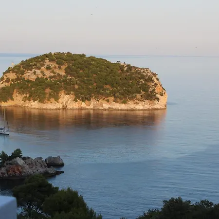Mando Beachfront Guest house 3*