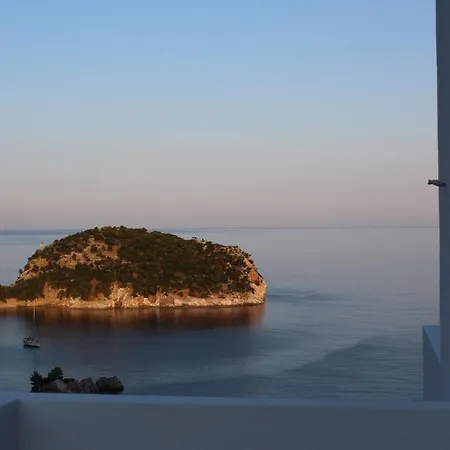 Mando Beachfront Pensjonat 4*