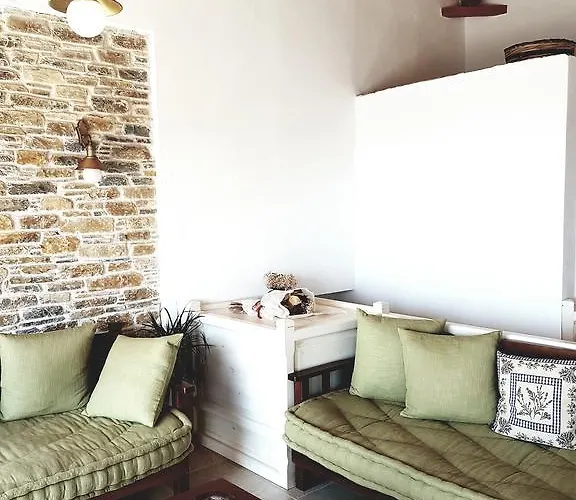 Mando Beachfront Стафилос